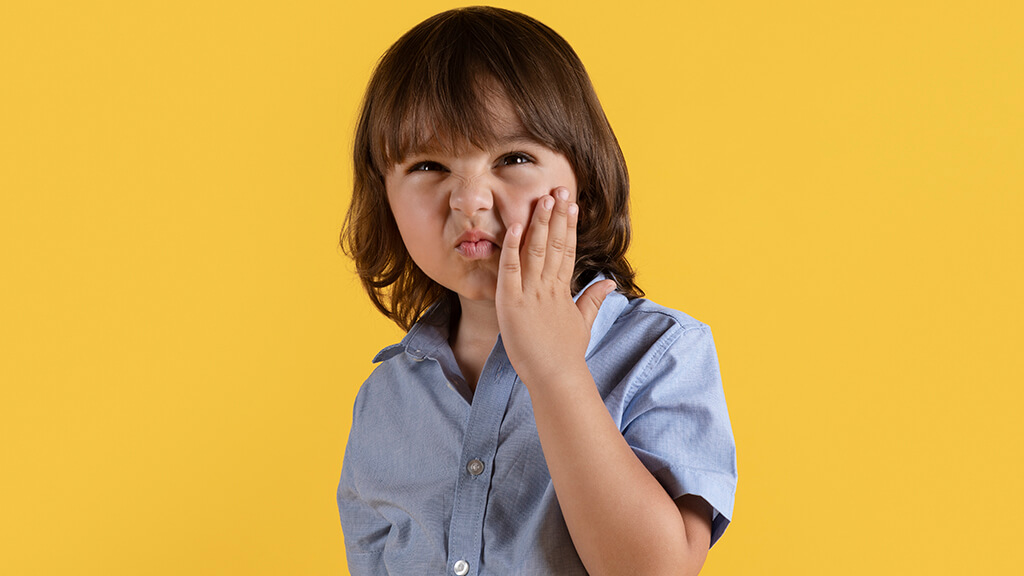 Почему чернеют зубки у детей — причины потемнения зубов