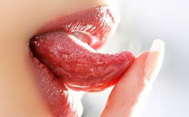 Из-за чего болит язык сбоку